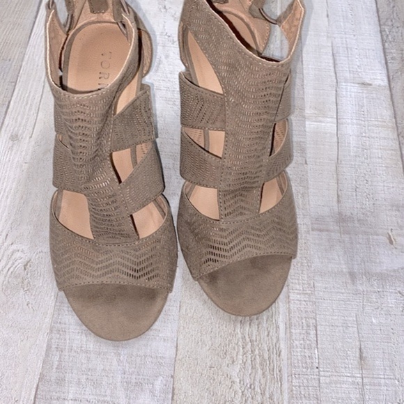 Torrid 4H olive cutout heeled booties perforated size 7W - Picture 6 of 10